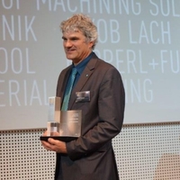 Benedikt Rauscher, kierownik grupy ds. rozwoju, na ceremonii wręczenia nagród.